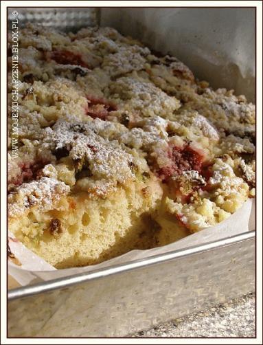 Zdjęcie - Proste ciasto z rabarbarem i kruszonką  - Przepisy kulinarne ze zdjęciami