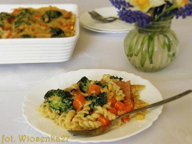 Zdjęcie - Kolorowa zapiekanka makaronowa w sosie  beszamelowym  - Przepisy kulinarne ze zdjęciami