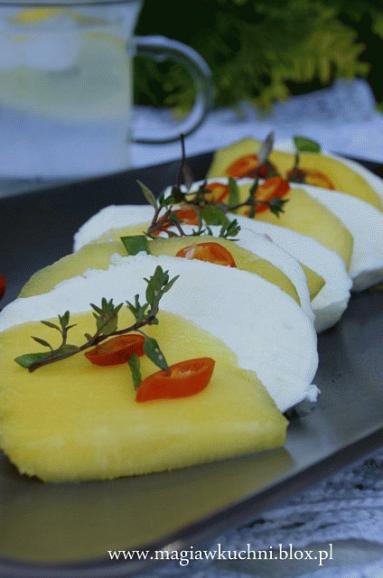 Zdjęcie - Egzotyczna sałatka z mango i mozzarellą   - Przepisy kulinarne ze zdjęciami