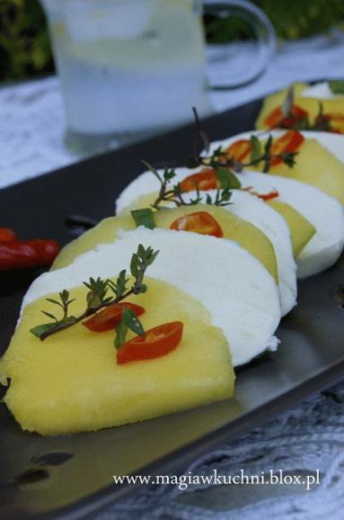 Zdjęcie - Egzotyczna sałatka z mango i mozzarellą   - Przepisy kulinarne ze zdjęciami