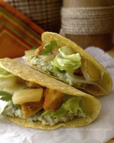 Zdjęcie - Tacos z kurczakiem, ananasem i kremem z awokado - Przepisy kulinarne ze zdjęciami