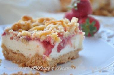 Zdjęcie - Kruche ciasto z truskawkami, rabarbarem i lekką budyniową pianką  - Przepisy kulinarne ze zdjęciami