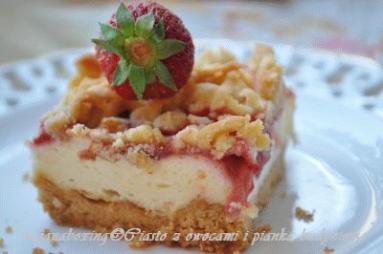 Zdjęcie - Kruche ciasto z truskawkami, rabarbarem i lekką budyniową pianką  - Przepisy kulinarne ze zdjęciami