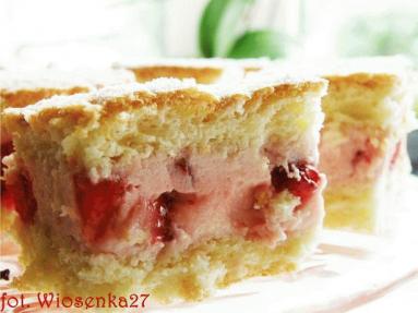 Zdjęcie - Ciasto z pianką i  truskawkami  - Przepisy kulinarne ze zdjęciami