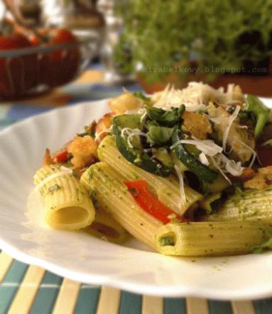 Zdjęcie - Makaron z pesto, warzywami i... :) - Przepisy kulinarne ze zdjęciami