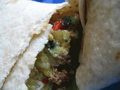 Zdjęcie - Tortilla z mięsem mielonym, guacamole i ananasową salsą - Przepisy kulinarne ze zdjęciami