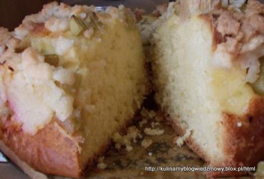 Zdjęcie - Ciasto drożdżowe z rabarbarem i kruszonką  - Przepisy kulinarne ze zdjęciami