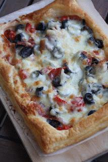 Zdjęcie - pizza na cieście francuskim - Przepisy kulinarne ze zdjęciami