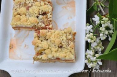 Zdjęcie - Kruche ciasto z rabarbarem i kruszonką  - Przepisy kulinarne ze zdjęciami