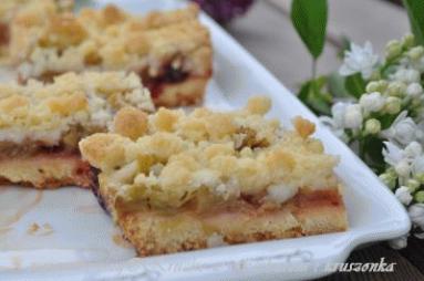 Zdjęcie - Kruche ciasto z rabarbarem i kruszonką  - Przepisy kulinarne ze zdjęciami