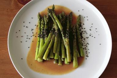 Zdjęcie - Zielone szparagi duszone w  miso  - Przepisy kulinarne ze zdjęciami