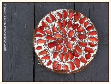 Zdjęcie - Tort truskawkowy z bitą śmietaną i gorzką czekoladą  - Przepisy kulinarne ze zdjęciami