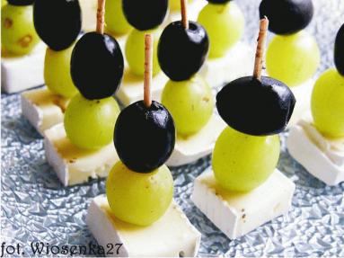 Zdjęcie - Koreczki z serem pleśniowym, oliwkami i  winogronem  - Przepisy kulinarne ze zdjęciami
