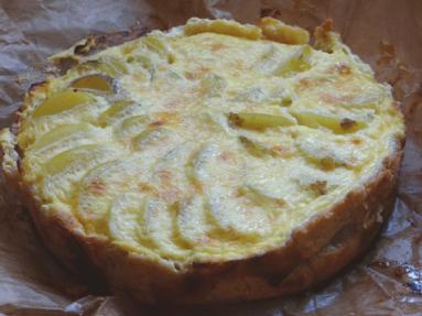 Zdjęcie - Letnia tarta z młodymi ziemniaczkami i  cebulą  - Przepisy kulinarne ze zdjęciami