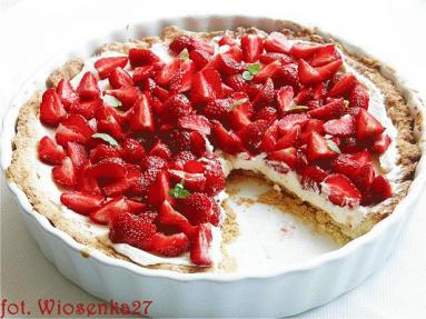 Zdjęcie - Tarta z truskawkami i serem  mascarpone  - Przepisy kulinarne ze zdjęciami