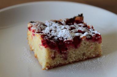 Zdjęcie - Słodkie ciasto z kwaśnymi  owocami  - Przepisy kulinarne ze zdjęciami