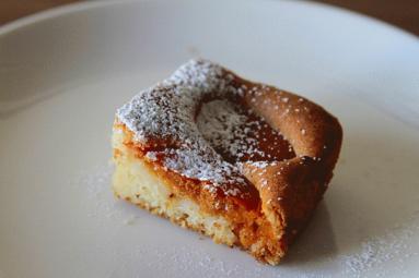 Zdjęcie - Słodkie ciasto z kwaśnymi  owocami  - Przepisy kulinarne ze zdjęciami