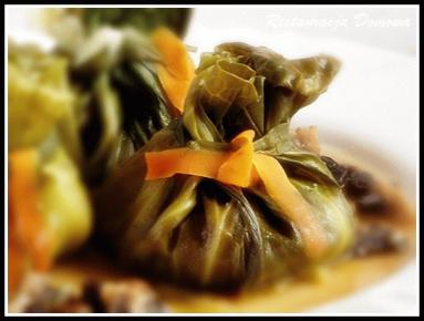 Zdjęcie - Sakiewki z młodej kapusty z sosem grzybowym  - Przepisy kulinarne ze zdjęciami