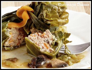 Zdjęcie - Sakiewki z młodej kapusty z sosem grzybowym  - Przepisy kulinarne ze zdjęciami