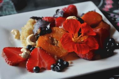 Zdjęcie - Komosa ryżowa z owocami  - Przepisy kulinarne ze zdjęciami