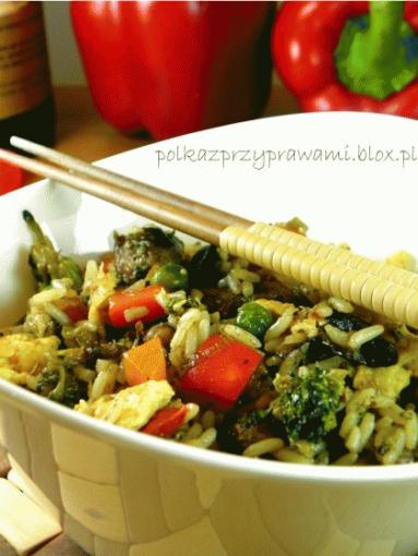 Zdjęcie - Smażony ryż z warzywami, kurczakiem i jajkiem w pięciu smakach  - Przepisy kulinarne ze zdjęciami