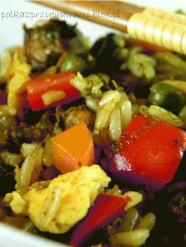 Zdjęcie - Smażony ryż z warzywami, kurczakiem i jajkiem w pięciu smakach  - Przepisy kulinarne ze zdjęciami