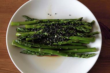 Zdjęcie - Chińska sałatka z zielonych  szparagów  - Przepisy kulinarne ze zdjęciami