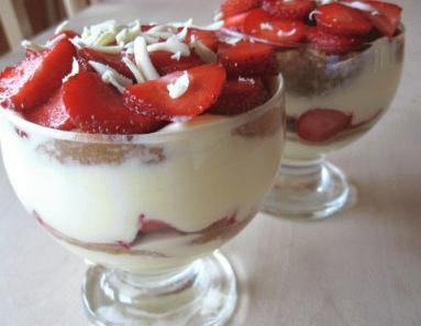 Zdjęcie - Tiramisu z białą czekoladą i  truskawkami  - Przepisy kulinarne ze zdjęciami