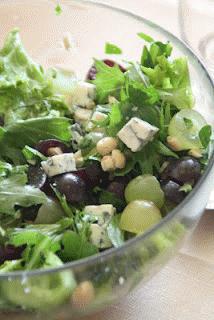 Zdjęcie - sałatka z winogronami i serem blue - Przepisy kulinarne ze zdjęciami