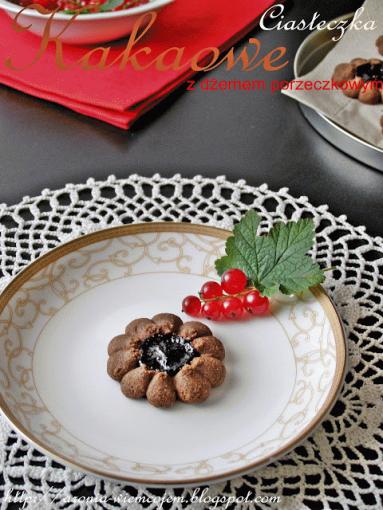 Zdjęcie - Ciasteczka kakaowe z dżemem porzeczkowym - Przepisy kulinarne ze zdjęciami