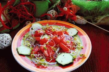 Zdjęcie - Pomidorowa sałatka z kiełkami rzodkiewki - Przepisy kulinarne ze zdjęciami