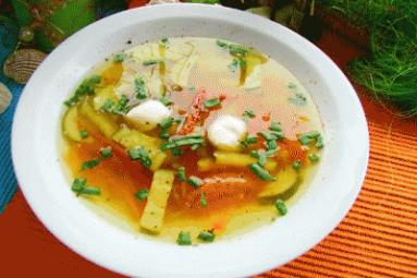 Zdjęcie - Zupa z cukinii z kulkami mozzarelli - Przepisy kulinarne ze zdjęciami