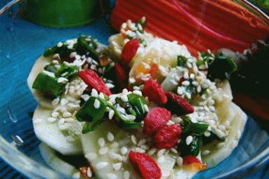 Zdjęcie - Ogórkowa sałatka azjatycka - Przepisy kulinarne ze zdjęciami