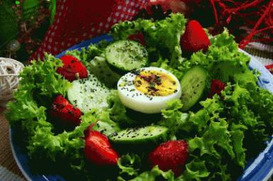 Zdjęcie - Sałata z truskawkami i sosem makowym - Przepisy kulinarne ze zdjęciami