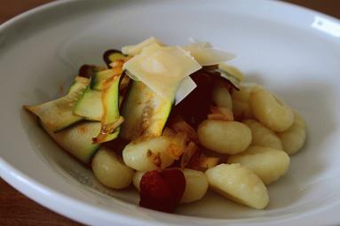 Zdjęcie - Gnocchi z cukinią i  pomidorami  - Przepisy kulinarne ze zdjęciami