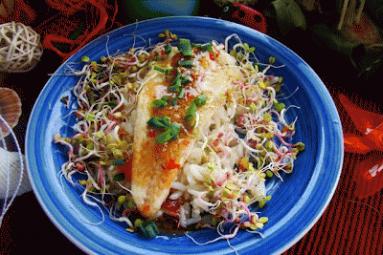 Zdjęcie - Mintaj na ryżu z kiełkami i sosem słodkim chilli - Przepisy kulinarne ze zdjęciami