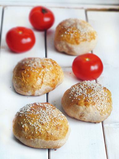 Zdjęcie - Pomidorowe bułeczki hamburgerowe - Przepisy kulinarne ze zdjęciami