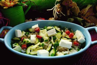 Zdjęcie - Sałatka ryżowa z cukinią i fetą - Przepisy kulinarne ze zdjęciami