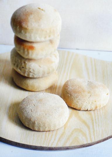 Zdjęcie - English muffins – drożdżowe muffiny angielskie - Przepisy kulinarne ze zdjęciami