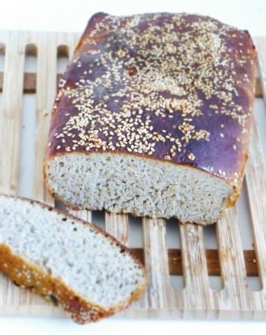 Zdjęcie - Chleb żytni na zakwasie z miodem i sezamem - Przepisy kulinarne ze zdjęciami