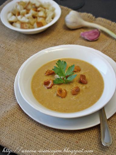 Zdjęcie - Zupa krem z kurek z pikantnymi grzankami - Przepisy kulinarne ze zdjęciami