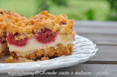 Zdjęcie - Kruche ciasto z malinami i lekką pianką budyniową - Przepisy kulinarne ze zdjęciami