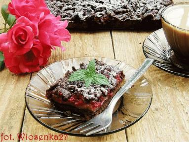 Zdjęcie - Kruche ciasto  czekoladowe z budyniem i  malinami - Przepisy kulinarne ze zdjęciami