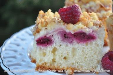 Zdjęcie - Jogurtowe ciasto z malinami i jabłkami - Przepisy kulinarne ze zdjęciami