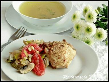 Zdjęcie - Udka kurczaka z pieczarkami i pomidorami z aromatem tymianku - Przepisy kulinarne ze zdjęciami