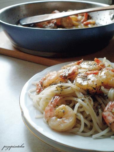 Zdjęcie - Spaghetti z krewetkami ziołowo- maślanymi - Przepisy kulinarne ze zdjęciami