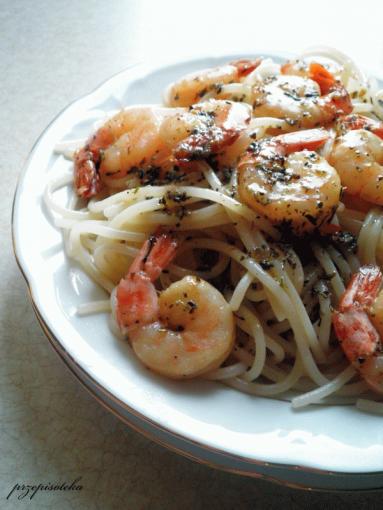 Zdjęcie - Spaghetti z krewetkami ziołowo- maślanymi - Przepisy kulinarne ze zdjęciami