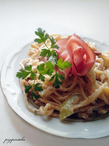 Zdjęcie - Spaghetti z szynką szwarcwaldzką, mascarpone i suszonymi pomidorami - Przepisy kulinarne ze zdjęciami
