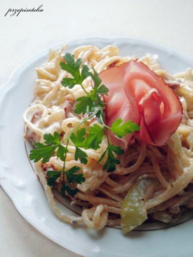 Zdjęcie - Spaghetti z szynką szwarcwaldzką, mascarpone i suszonymi pomidorami - Przepisy kulinarne ze zdjęciami
