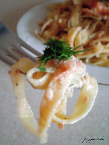 Zdjęcie - Tagliatelle z łososiem i suszonymi pomidorami - Przepisy kulinarne ze zdjęciami